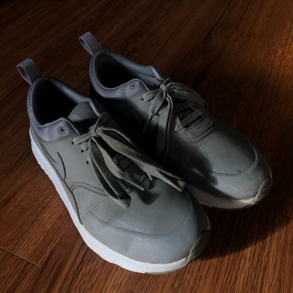 Nike women’s AirMax thea